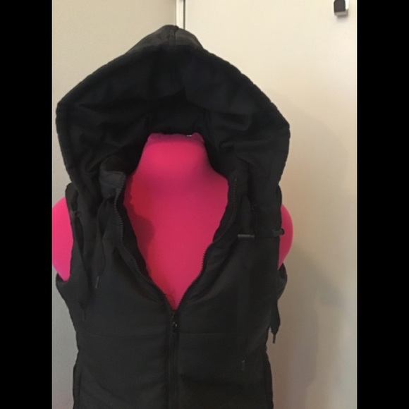 ๐ EUC Puffer Vest Removable Hood DG LUX! Excellent Like NEW!! - Picture 3 of 4